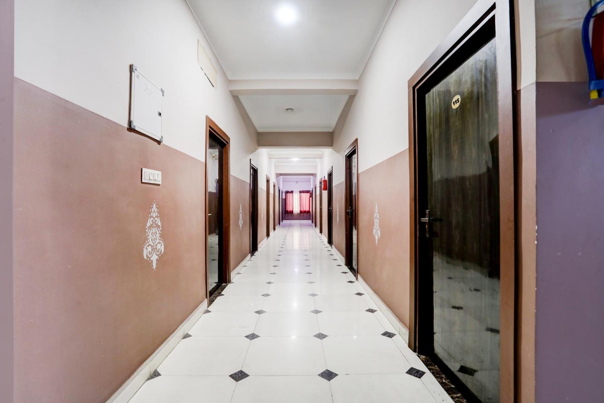 Super Townhouse Gida Near Rto Office Hotel Gorakhpur Luaran gambar